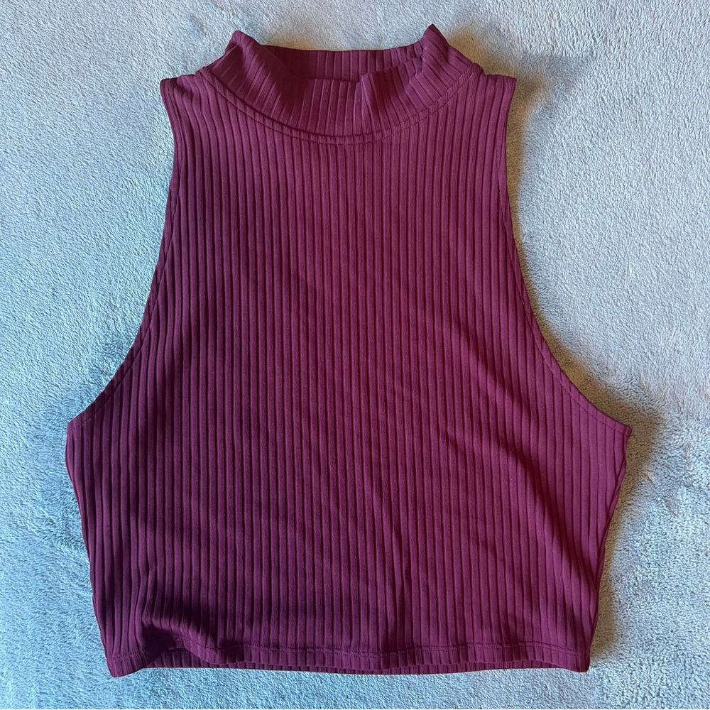 ★ cute Victoria Sport ribbed mock neck crop top